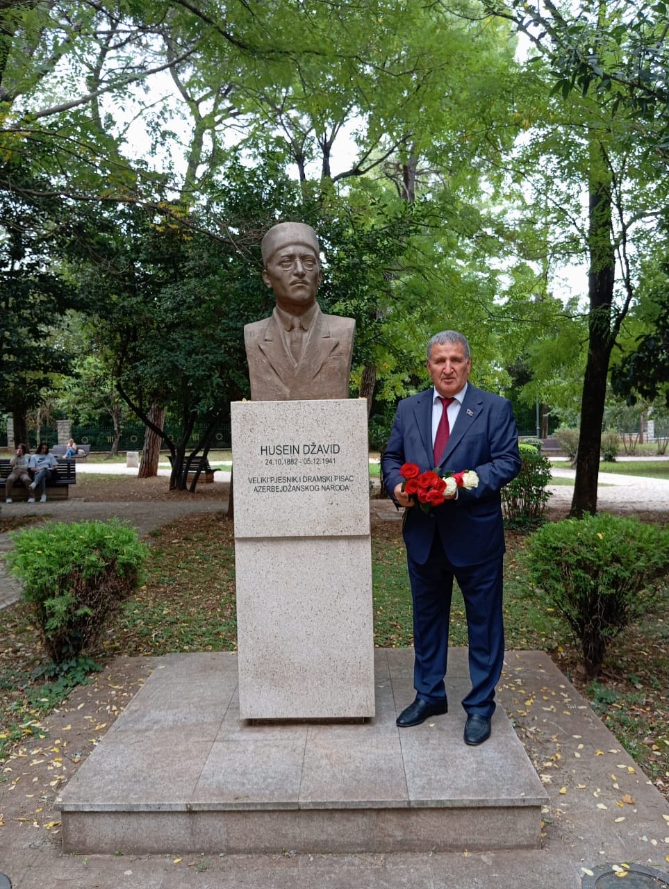 Akademik İsa Həbibbəyli Monteneqroda Hüseyn Cavidin büstünü...