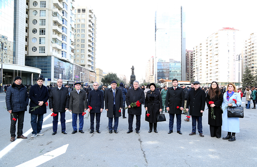 AMEA-nın kollektivi Xocalı soyqırımı abidəsini ziyarət edib