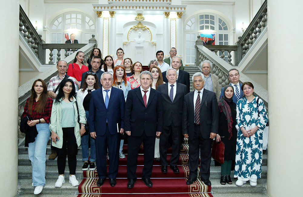 Akademik İsa Həbibbəyli AMEA-nın yeni loqotipinin - emblemin...