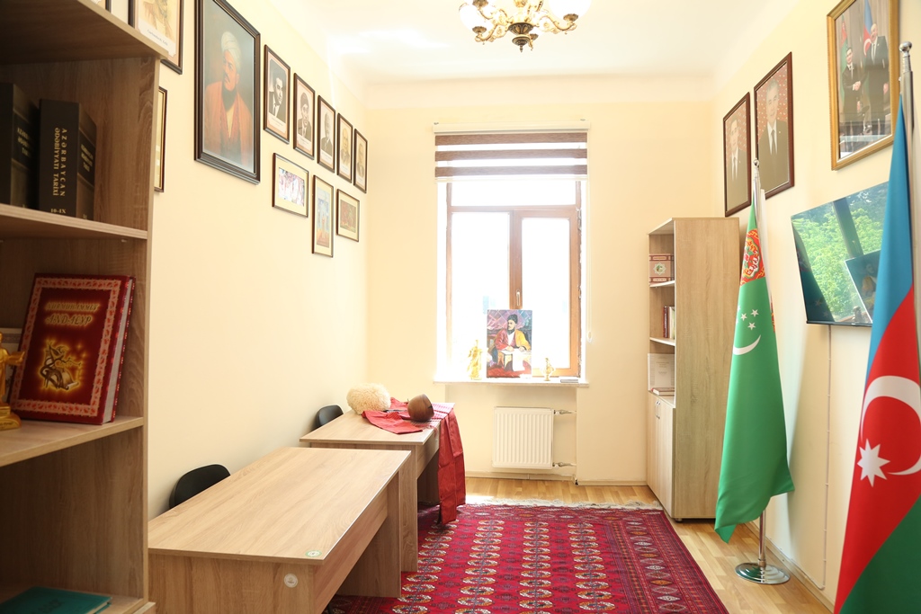 Ədəbiyyat İnstitutunda Məhtimqulu Fəraqi Türkmən Ədəbiyyatı...