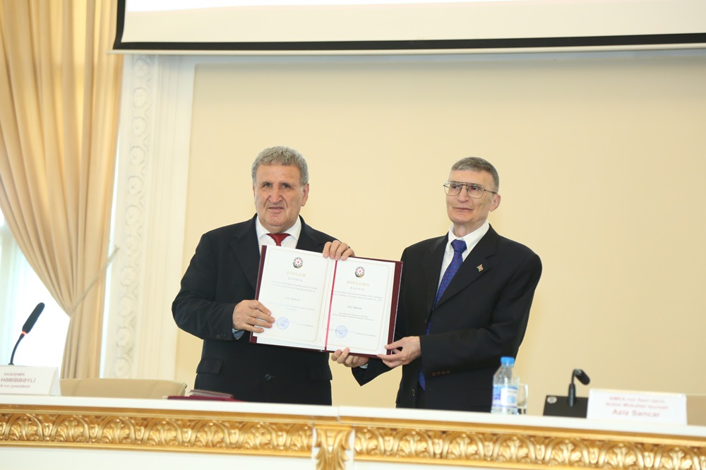 Əziz Sancara AMEA-nın fəxri üzvü diplomu və medalı təqdim ol...