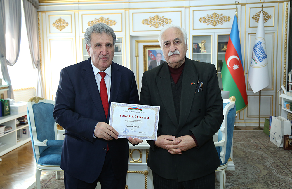 Tanınmış rəssam Məmməd Şirzad bir sıra əsərlərini AMEA-ya ba...