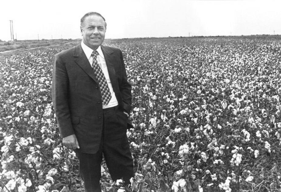 Birinci vitse-prezident Mehriban Əliyeva Heydər Əliyevin doğ...