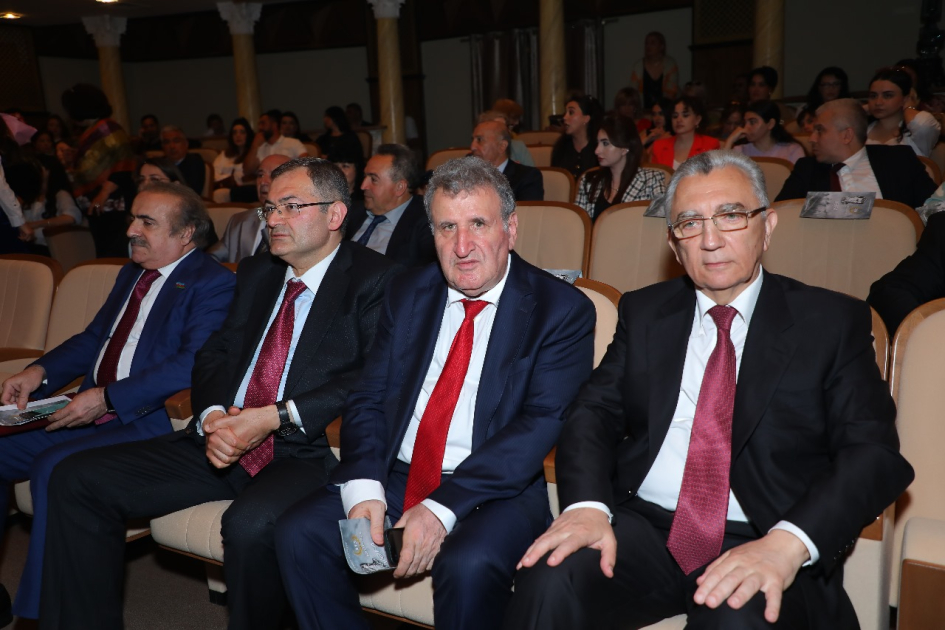 Akademik İsa Həbibbəyli Xalq şairi Rəsul Rzanın “Vəfa” tamaş...