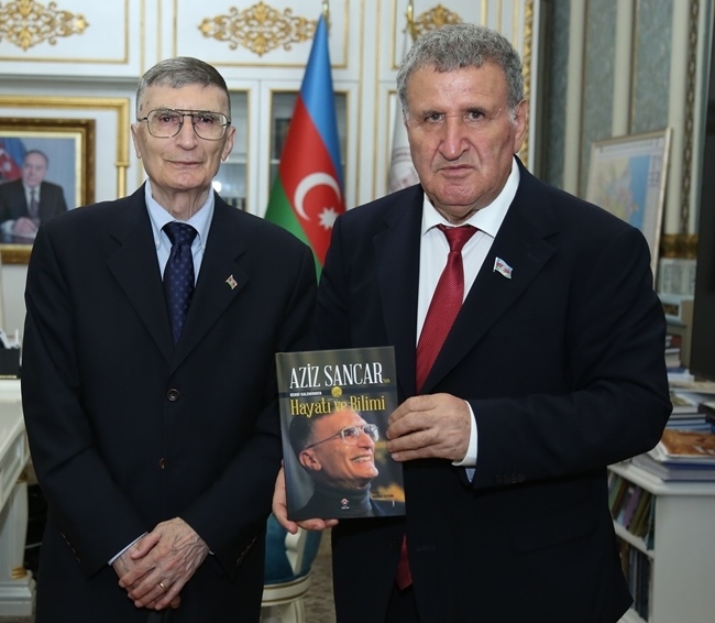 Akademik İsa Həbibbəyli AMEA-nın fəxri üzvü Əziz Sancarı Əli...