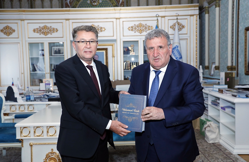 Akademik İsa Həbibbəyli Türk Dil Qurumunun rəhbəri professor...