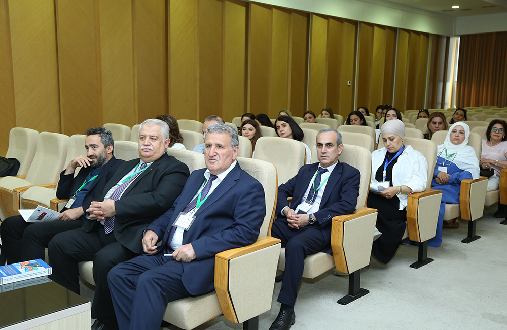 AMEA-da keçirilən beynəlxalq simpozium öz işini bölmə iclasl...