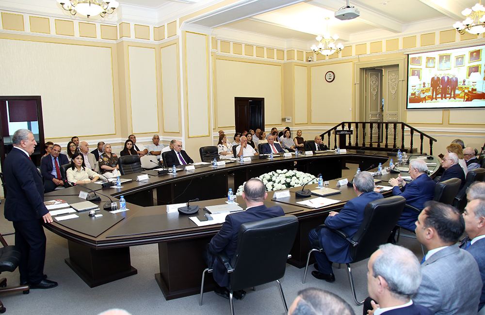 AMEA-da Prezident İlham Əliyevin Vaşinqton səfərinə həsr olu...