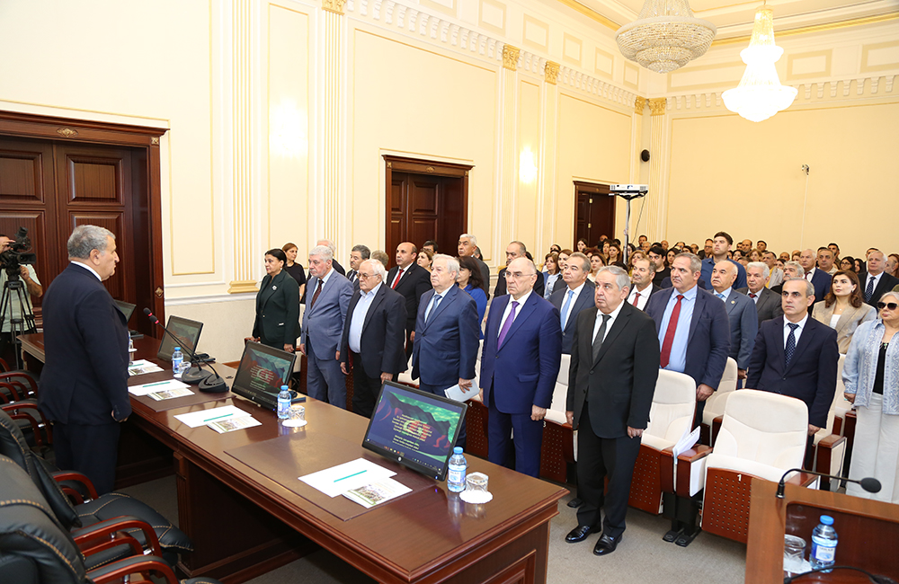 AMEA-da “Vətən müharibəsində tarixi hünər: Zəfər diskursu” m...