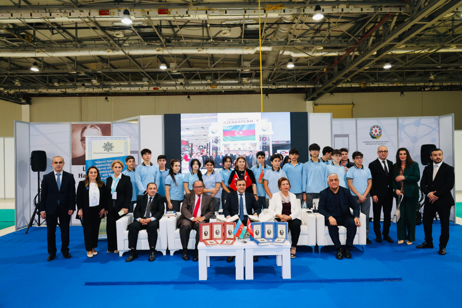 XI Bakı Beynəlxalq Kitab Sərgisində Nizami Gəncəvinin türk d...