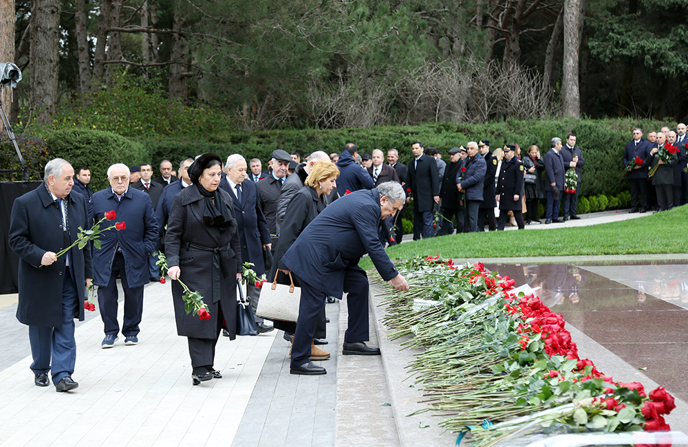 AMEA-nın kollektivi Ulu Öndər Heydər Əliyevin məzarını ziyar...
