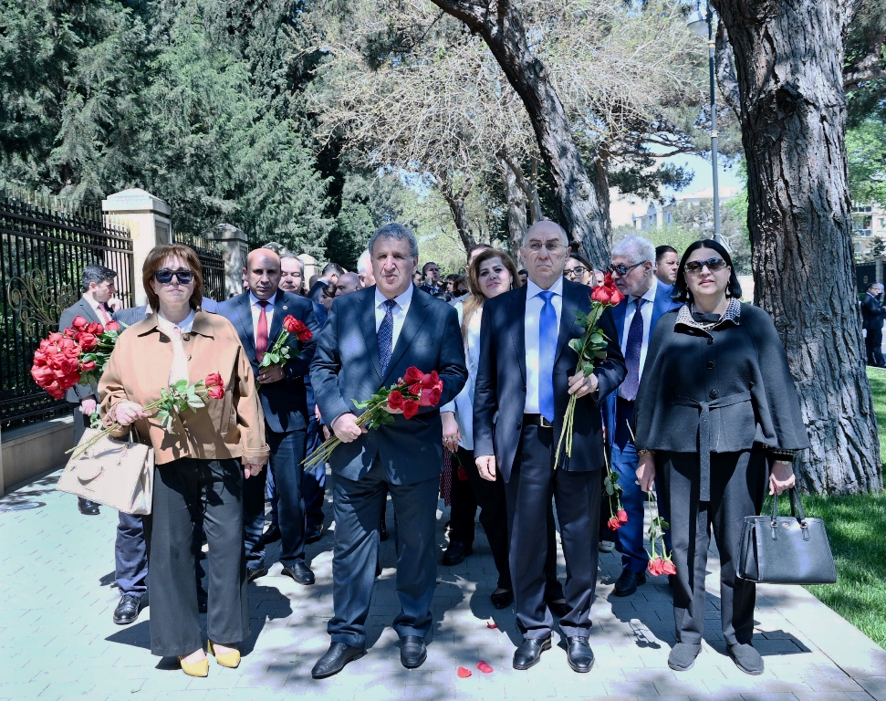 AMEA-nın kollektivi Ulu Öndər Heydər Əliyevin məzarını ziyar...